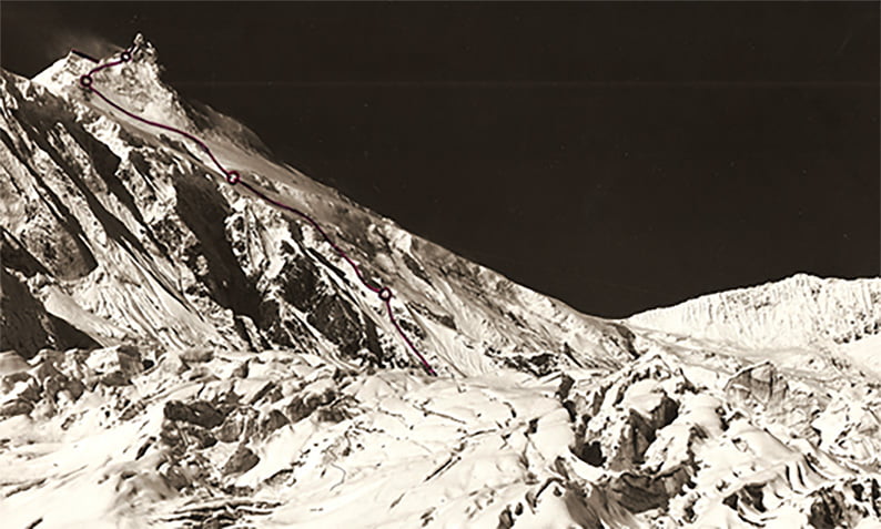 “Biwakujemy na 7800 metrach, pod samą przełęczą, z której droga prowadzi na oba wierzchołki”.