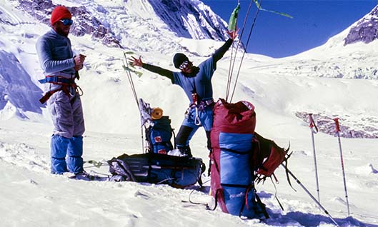 “5 listopada, kiedy w Himalajach nie ma już śladu po jakichkolwiek wyprawach, podejmujemy ostatnią próbę. Idziemy w trójkę. Namiot i cały sprzęt niesiemy ze sobą”.