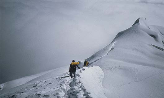 “Sypie. Śniegu jest coraz więcej, zapełniają się nim żleby”.