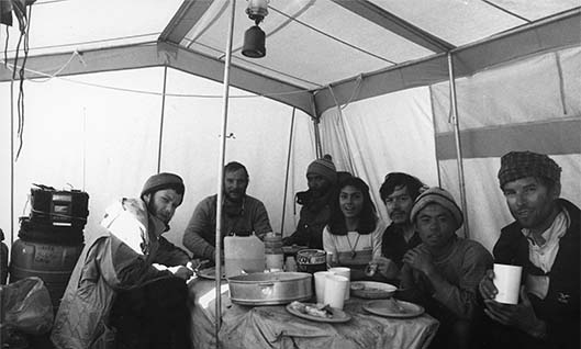 “Wysyłamy do najbliższej wioski gońca, żeby tam kupił chociaż trochę kartofli, co tylko się da. Wraca z triumfem w oczach. Oprócz kartofli przyniósł trochę jajek i... chińską wódkę pochodzącą z przemytu”. Od lewej: Artur Hajzer, Jerzy Kukuczka, NN, Elsa Avila, Carlos Carsolio, sirdar i Wojciech Kurtyka.