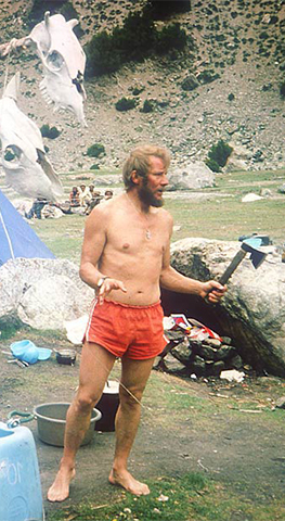 Jerzy Kukuczka podczas pełnienia codziennych obowiązków w bazie.