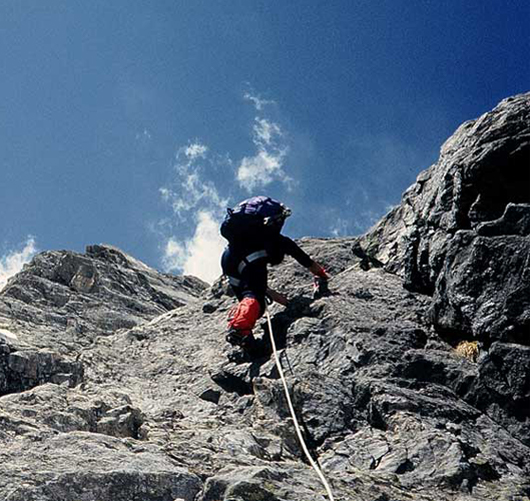 Paweł Mularz podczas wspinaczki w niskich partiach Nanga Parbat.