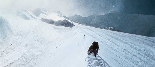 Carlos Carsolio w trakcie wspinaczki polami śnieżnymi powyżej obozu IV.