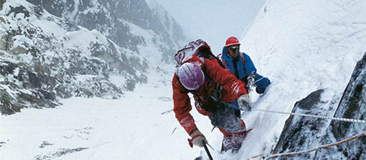 Uczestnicy wyprawy w trakcie wspinaczki kuluarem powyżej obozu I. Od lewej: Andrzej Zygmunt Heinrich i Mikołaj Czyżewski.