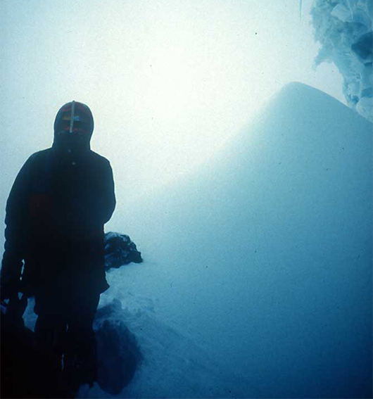 Jerzy Kukuczka w obozie podczas łączności radiowej.