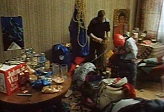 Fragment filmu „Who is Mr. Kukuczka?”, przedstawiający gromadzenie zapasów na wyprawę.