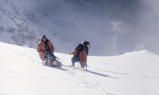 Uczestnicy wyprawy Nanga Parbat w 1977 roku podczas wspinaczki. Od lewej: Marian Piekutowski i Marek Pronobis.