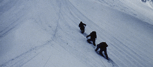 Uczestnicy wyprawy w trakcie wspinaczki polami śnieżnymi powyżej obozu IV.