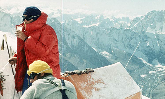 Uczestnicy wyprawy na Nanga Parbat w 1977 roku w obozie III (6900 m n.p.m.). Stoi: Marek Pronobis. Obok: Jerzy Kukuczka