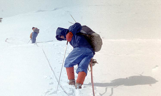 Uczestnicy wyprawy na Nanga Parbat w 1977 roku podczas wspinaczki. Prowadzi Marian Piekutowski, za nim idzie Marek Pronobis.