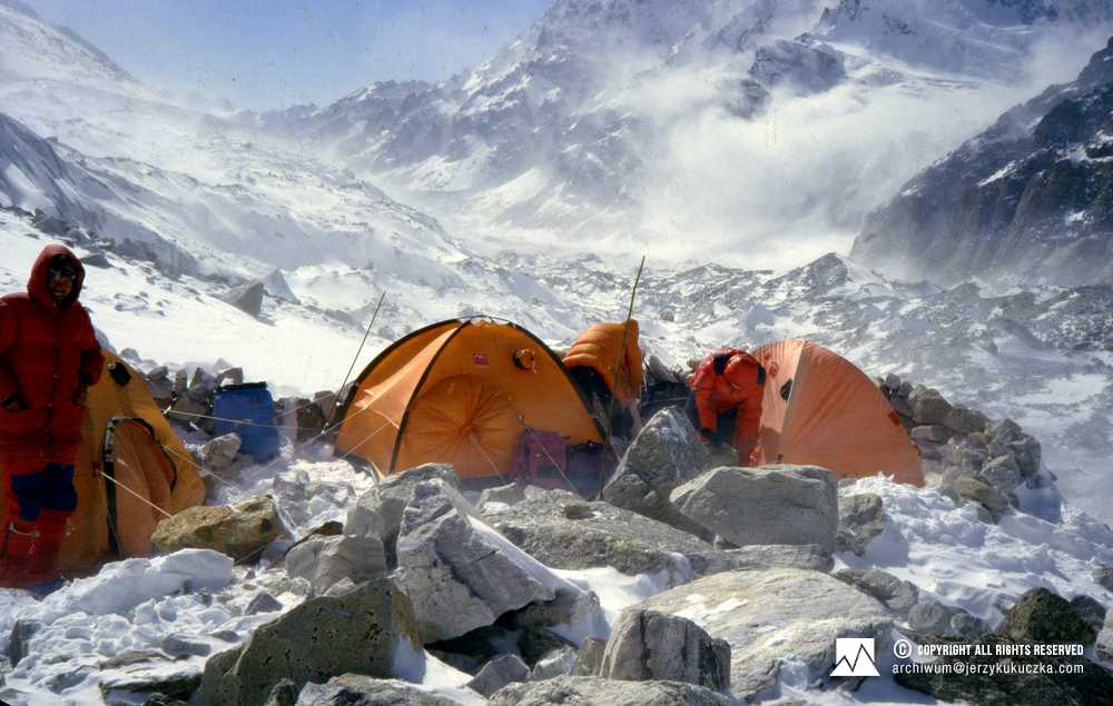Uczestnicy wyprawy w bazie wysuniętej.