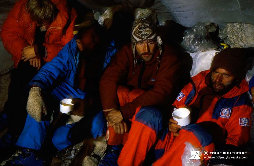 Uczestnicy wyprawy w bazie wysuniętej. Pierwszy od prawej Andrzej Machnik. Reszta NN.