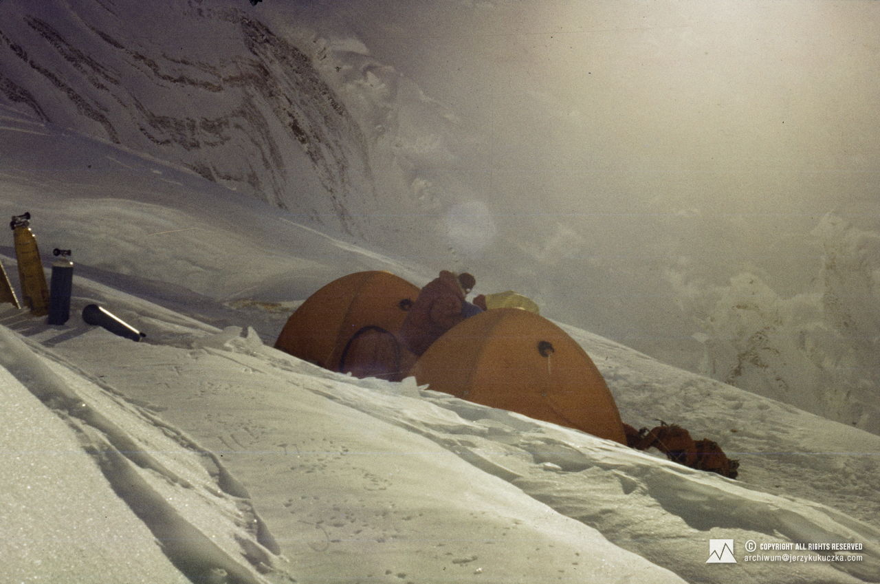 Uczestnicy wyprawy w obozie III (7200 m n.p.m.). Andrzej Zygmunt Heinrich w żółtej kurtce.