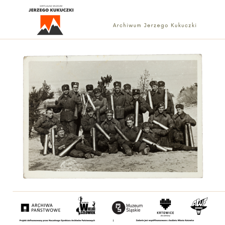 Znajomi Jerzego Kukuczki z wojska. Jerzy Kukuczka kuca drugi od prawej.