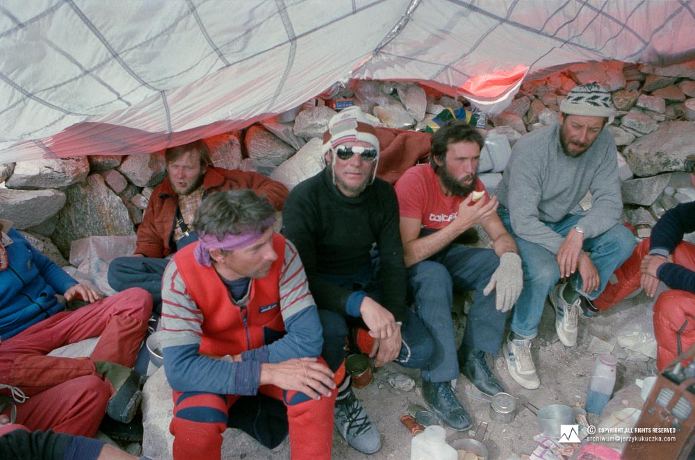 Participants of the expedition in the forward base. From the left: Krzysztof Wielicki, Artur Hajzer, Ludwik Wilczyński, Jerzy Kukuczka, NN, NN and Bogusław Probulski.