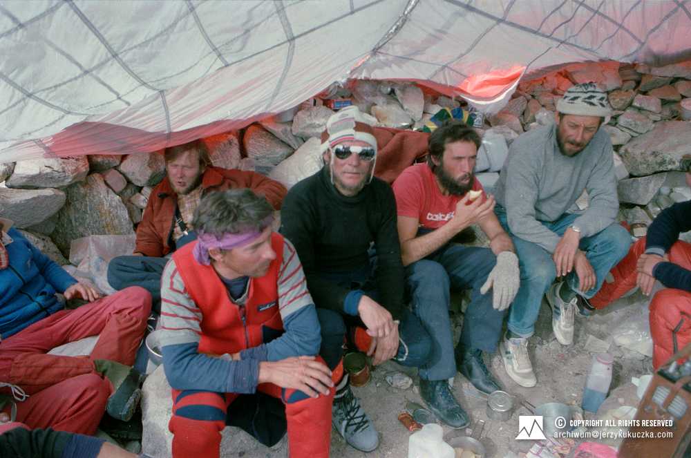 Uczestnicy wyprawy w bazie wysuniętej. Od lewej: Krzysztof Wielicki, Artur Hajzer, Ludwik Wilczyński, Jerzy Kukuczka, NN, NN i Bogusław Probulski.