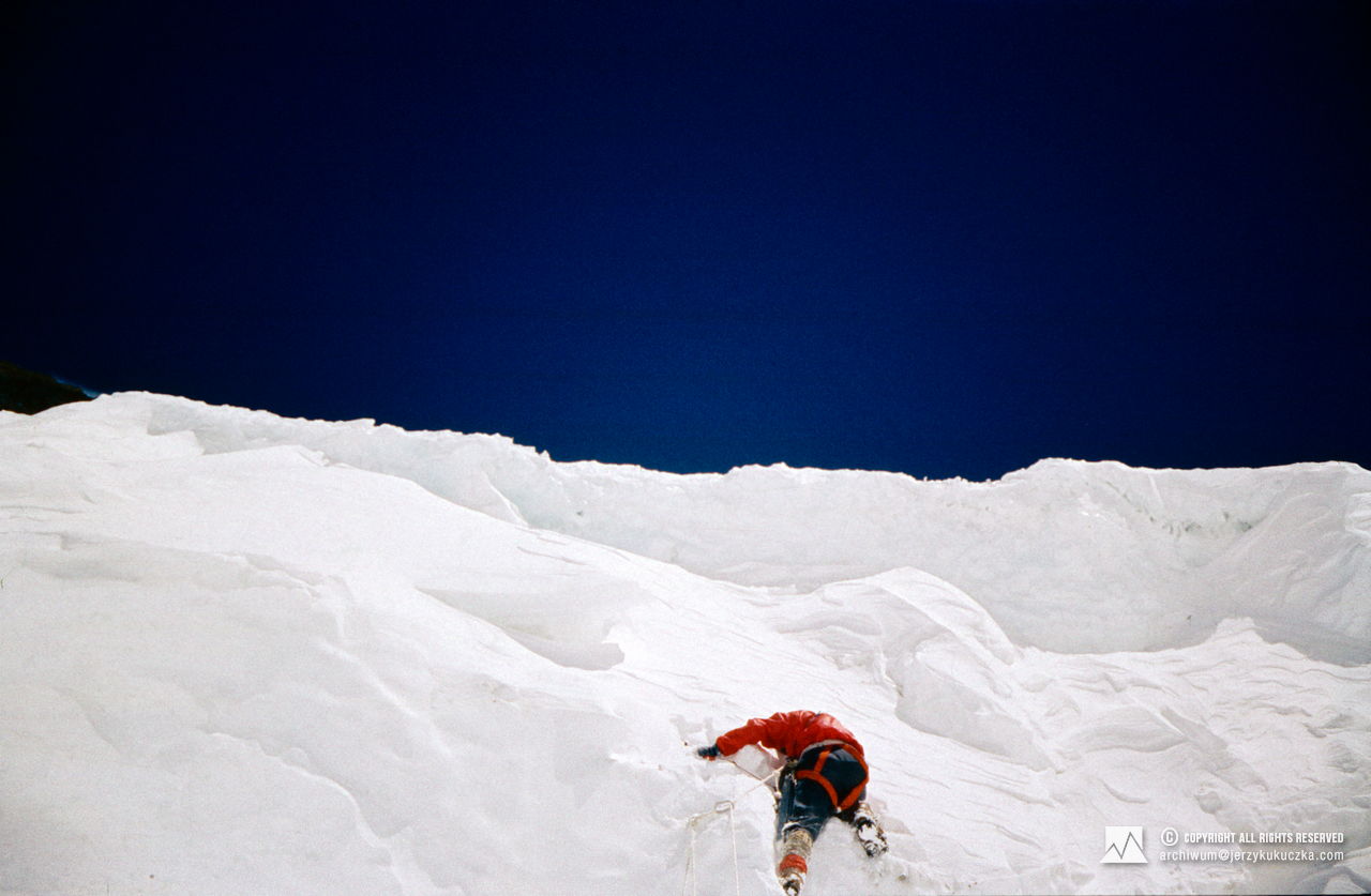 Zygmunt Andrzej Heinrich w trakcie wspinaczki.