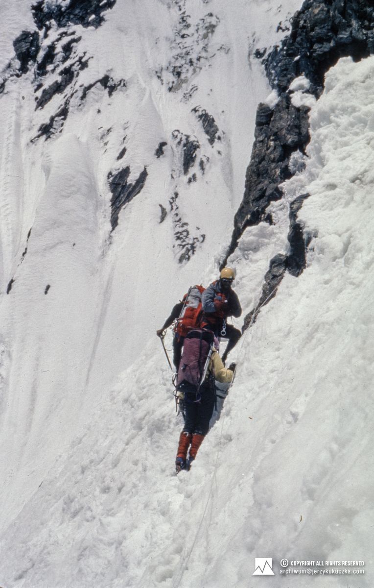 Uczestnicy wyprawy w trakcie wspinaczki. Na pierwszym planie: Andrzej Zygmunt Heinrich. Za nim kolejno: Jerzy Kukuczka i Mikołaj Czyżewski.