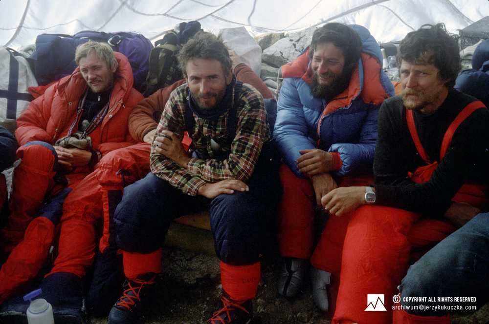 Wspinacze w bazie wysuniętej. Od lewej Bogusław Probulski, Ludwik Wilczyński, Andrzej Czok, Przemysław Piasecki.