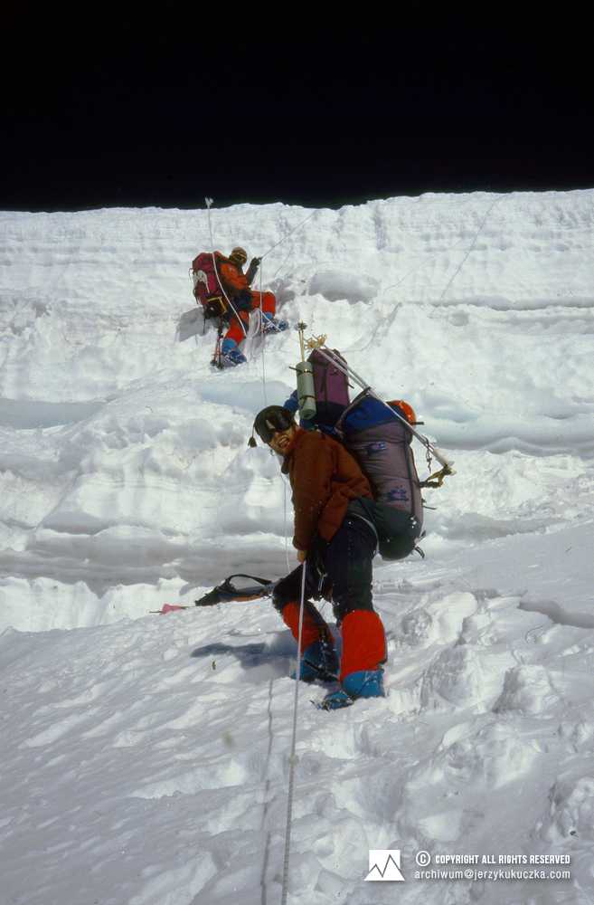 Artur Hajzer (na pierwszym planie) i  Andrzej Czok w ścianie Kangchenjungi.